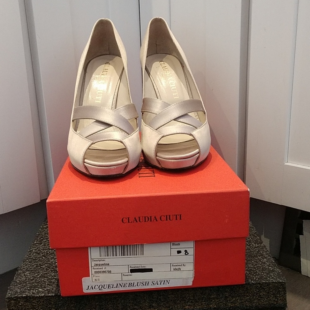 Claudia Ciuti satin shoes, size 8